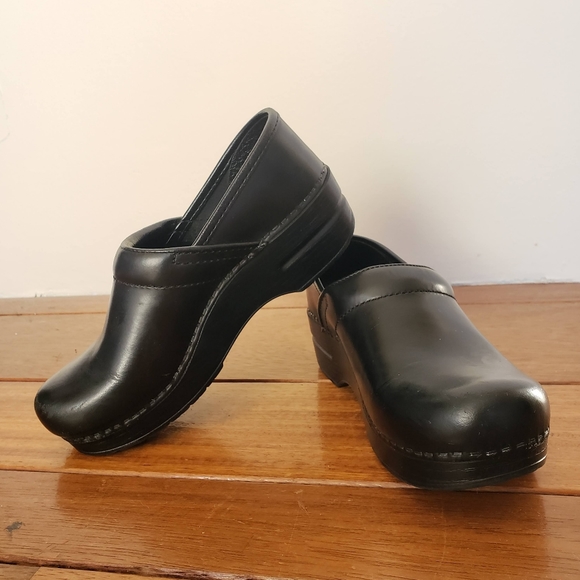 Dansko Shoes - EUC Dansko Black Professional Clogs Size 37 / US 7